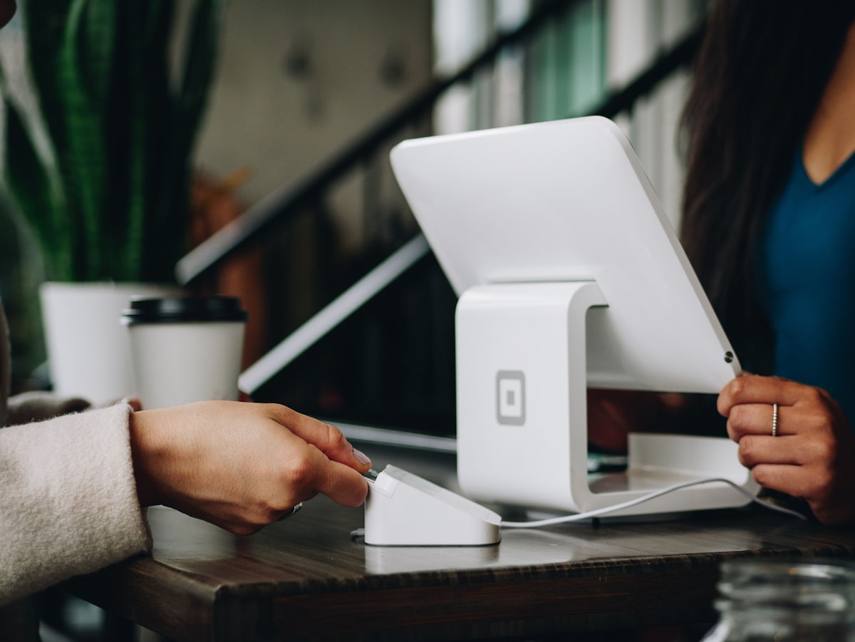 Consultor explicando finanzas personales